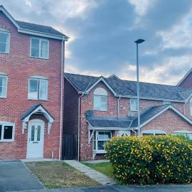 Hana Holiday Home - Room en-suite booking only, hotel in Menai Bridge