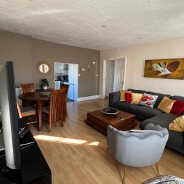 Stay in Yeovil Town Centre, Large 2 BD Apt With Parking, Sleeps 4