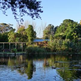 Theo's Cottage at Ngā Manu Nature Reserve, hotel in Waikanae