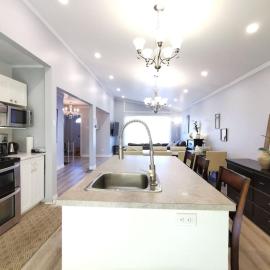 House with driveway parking,from Montreal DT 15min, hotel u gradu Brosar