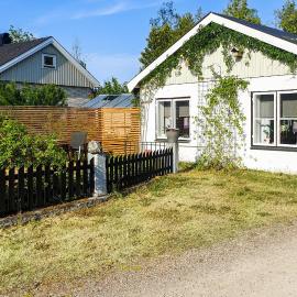 Cozy Home In Färjestaden With Wifi، فندق في Algutsrum