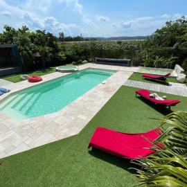 Grande maison de charme avec piscine au coeur des vergers et vignobles