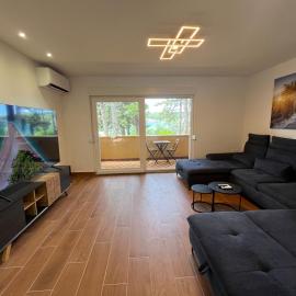 Beach House Oliveglia (duplex house - 1st row to the sea)، فندق في سيلو