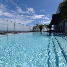 One bedroom condo with rooftop pool，班达拉朗西的飯店
