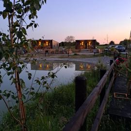 Pond Beach 2ppl-private Hot tub, hotel a Errill