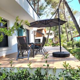 Cozy PineTrees Beach House โรงแรมในโกเลม