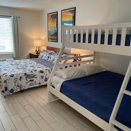 Heated Pool, Bunk Beds, King Bed, Huge TV, Marina, Tiki Bar, hotel in Sarasota