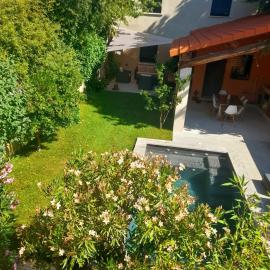 MAS DE VILLE AVEC PISCINE DANS SON COCON DE VERDURE - ESPRIT INDUSTRIEL