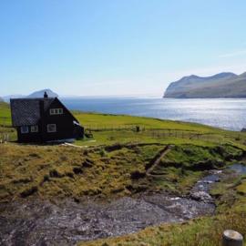 Unique and isolated cottage with stunning views, hotel en Leynar