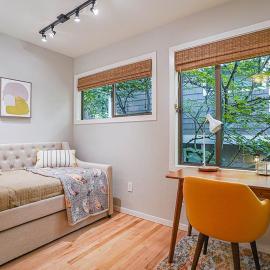 Sunlit contemporary Bellevue Home w a Lush Garden – hotel w mieście Bellevue