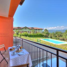 Cottage del Lago: Lake Maggiore Villa with Shared Pool - Happy Rentals, hotel in Laveno-Mombello