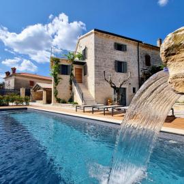 Villa Qualia - Heated pool, 4 bedrooms, 2 kitchens, Stylish interior, hotelli kohteessa Srbinjak