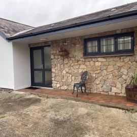 Spacious 1 bed bungalow located on a Gower Sheep Farm, hotel in Swansea