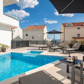 A&D Deluxe apartments Dani with swimming pool, hotel in Promajna