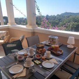 Agay Cap Esterel Village Allée Fleurs - F2 Clim vue golf et mer - Grande terrasse plein sud, отель в городе Аге (Сен-Рафаэль)