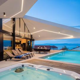Luxury Villa Sandorin Sutivan with Heated Pool, Jacuzzi & Sauna, hotel Sutivanban