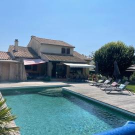 Villa avec piscine et jacuzzi, à Uzès centre !, hotel v destinácii Uzès