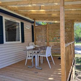 Mobil Home Domaine des Iscles、ラ・ロック・ダンテロンのホテル