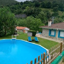 LA CASA AZUL, un oasis de calma, vistas impresionantes con PISCINA, SALTADOR, BARBACOA y acceso al río Asón, hotell i Ramales de la Victoria