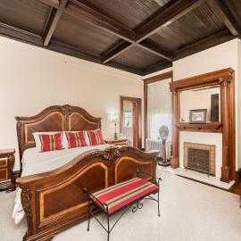 One of These Nights - King Sized Bed - Sleeps 2, hotel in Lynchburg