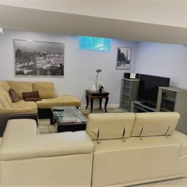 Gilford Beach Apartment, hotel u gradu Innisfil