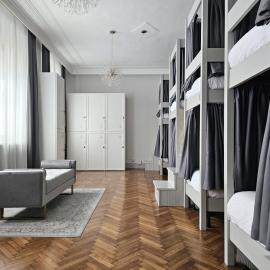 The Host, hotel u Parmi