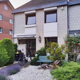 Spacious & comfortable guestrooms w private bathrooms near Koelnmesse & Lanxess Arena, free parking, highspeed WiFi, khách sạn ở Köln