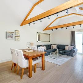 The Cowshed, hotel in Farmborough