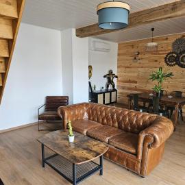 Hébergement atypique refait a neuf 2 chambres, hotel in Coulanges