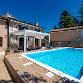 Mary's Villa with Heated Pool, Billiards, Darts, Playground & EV Plug