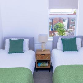 Templar House - Sleeps 6, Special Weekly Monthly Stay Rates, Central Location with FREE Parking, FREE WiFi, Perfect for ALTON TOWERS & M6