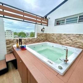 Luxury 5 Beds Penthouse - Private Jacuzzi & Karaoke Bar & Free Parking