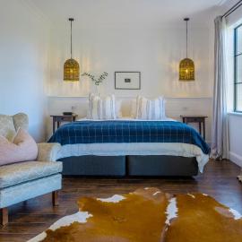 MAIN STREET RETREAT - King BRs, Comp Minibar, Breakfast Prov, Fireplaces, hotel in McLaren Flat