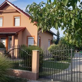 Hajnalka Vendégház, Hotel in Balatonőszöd
