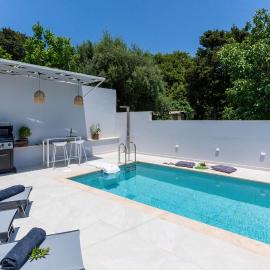 Villa Venetia with Jacuzzi、Lambiníのホテル