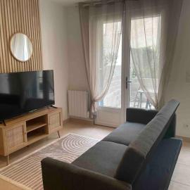 Castelnaudary a pied en bord du canal du midi T2 cosy avec jardin proche gare et hopital, hotel in Castelnaudary