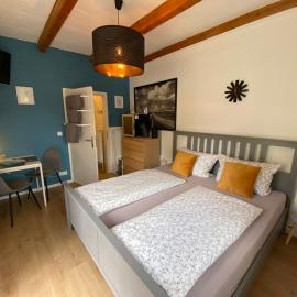 Kleines Doppelzimmer mit eigenem Bad und Kühlschrank, frisch saniert, hotelli kohteessa Friedrichskoog