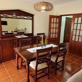 Lovely Modern Duplex 3 Bedroom Flat in Quiet Area, hotel i Tavarede
