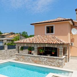 Holiday Home Pahari by Rent Istria, hotel in Roč