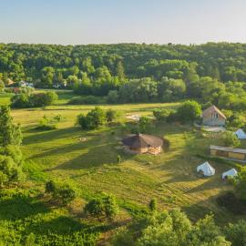 Szellős Rét Camping, hotel a Bálványos