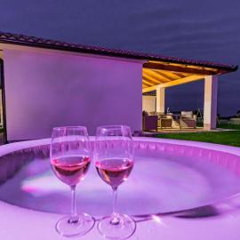 Ferienhaus mit Jacuzzi und Taverne mit Billard, hotel in Ližnjan