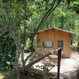 Cabane atypique pour séjours déconnectés، فندق في Chazelles