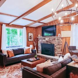 Stylish and Cozy Cabin, Walking Distance to Big Bass Lake, hotel i Gouldsboro