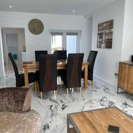 Clare Street - 3 bedroom house with private parking