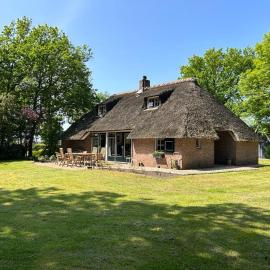 Unieke Twentse boerderij - 4 bedrooms & huge private garden, hotel en Den Ham