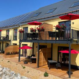 Ferienwohnung im Chaletstil Giebeltraum 115 qm Wellness Fitness Sauna Bergrödelhof, hotel v destinácii Feilitzsch