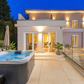 Selce में, होटल VILLA MAR - LUXURY APARTMENTS with pool and Deluxe apartment with hot tub in Selce, 20 meters from the beach