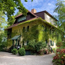 Strandvilla Hubertus Boltenhagen - Ferienwohnungen Apartment mit Parkplatz WLAN Küche Garten Grillplatz Waldbaden, hotel in Boltenhagen
