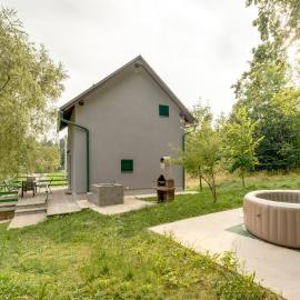 Holiday home with hot tub Fuzine, Gorski kotar - 20518, hotel din Lokve