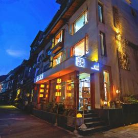 Wally House Hostel - walk 5 minutes to east gate of National Forest Park-ticket book services-free laundry facilities-free capsule coffee-Tour route introduction and tour guide arrangement, hotel in Zhangjiajie